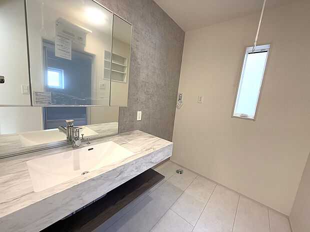 【洗面台　(2)号棟】広々スマートサニタリー採用。忙しい朝も家族みんなで使いやすい洗面所です。