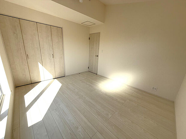 【洋室　(2)号棟】7.0畳の洋室。勾配天井を設け、より多くの明るさをお部屋へ！！圧迫感の少ない開放感ある空間を演出します。