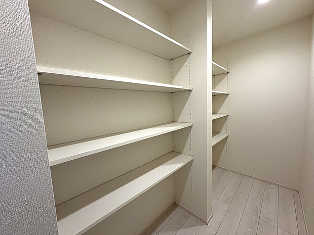 【パントリー　】保存食品やストックなどを収納して、家事動線をいつもスッキリと。快適なクッキングに欠かせない収納です。