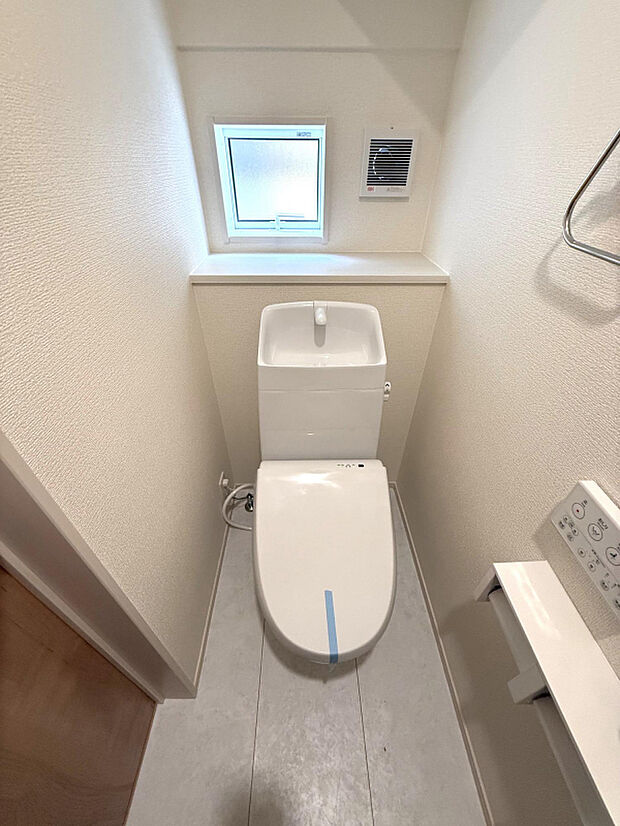 【トイレ】快適な温水洗浄便座付でほっと落ち着ける、すっきりとしたデザインのトイレです。