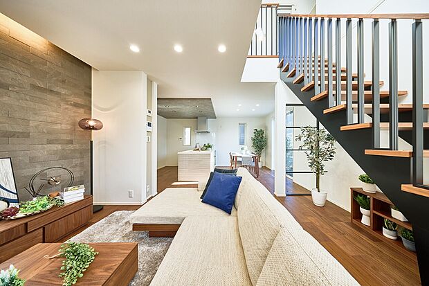 屋外の開放感を室内に移すLDKの吹抜け。リビング階段とのコンビネーションにより、さらに立体的な広がりを生み出します。(1号棟)