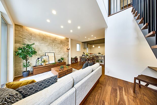 ご家族の毎日の団欒の時間を過ごすリビングは、大きな窓から太陽の光が入りこみ風通しも良好です。また、リビング階段が親子のコミュニケーションを自然と深めてくれます。（4号棟）