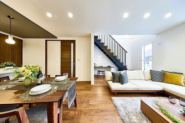 のびやかな心地よさが魅力の吹抜があるLDK。開放感が広がり、より明るい空間となっています。（4号棟）