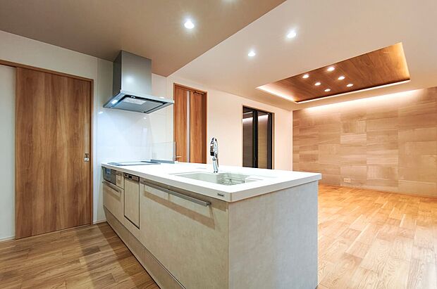 横一列にシンクとコンロをまとめたシンプルな形の対面型システムキッチン。動きやすさとスタイリッシュなデザインが魅力。(5号棟)