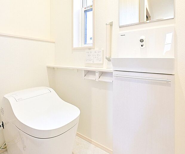 【全自動おそうじトイレアラウーノ】と手洗いキャビネットを採用。流すたびに“泡”でおそうじします。1F手洗いキャビネットはタッチレス水栓。※画像は建築事例です。販売中の建物とは仕様は異なります。