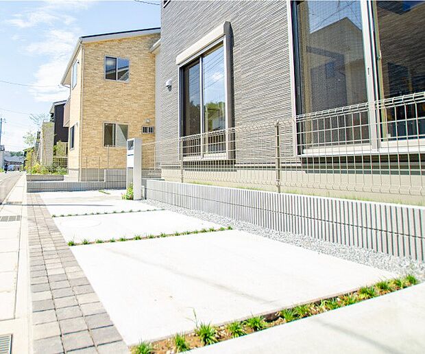 【カースペース】コンクリートと素材を交互にレイアウトしたデザインを施し、車が停まっていない時も美観を保ちます。※2台目は軽自動車対応となります。