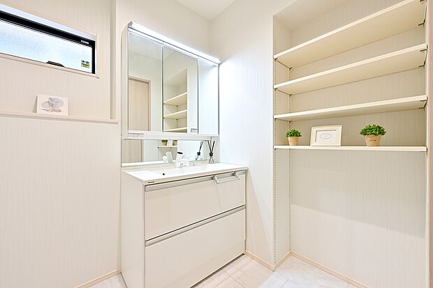 【洗面台・洗面所】洗面室には便利なリネンスペースも設置。タオルなどのリネン類や洗剤のストックなどをすっきり収納できます。(2号棟)