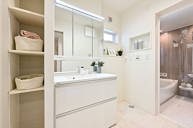 【洗面台・洗面所】洗面室には便利なリネンスペースも設置。タオルなどのリネン類や洗剤のストックなどをすっきり収納できます。(5号棟)