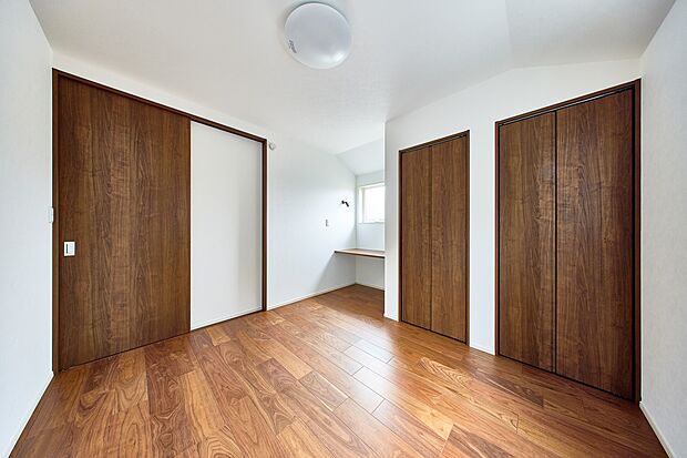 【リビング以外の居室】2階洋室は、ベッドと勉強机が無駄なくおさまり、お子様部屋にもピッタリ。お洋服などを仕舞えるクローゼットも設け、お部屋はすっきり使えます。（4号棟）
