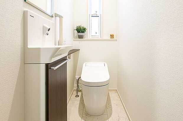 【【Panasonic】アラウーノ】【全自動おそうじトイレアラウーノ】と手洗いキャビネットを採用。流すたびに“泡”でおそうじします。1F手洗いキャビネットはタッチレス水栓。（4号棟）