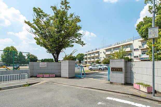 中居小学校(約910m)