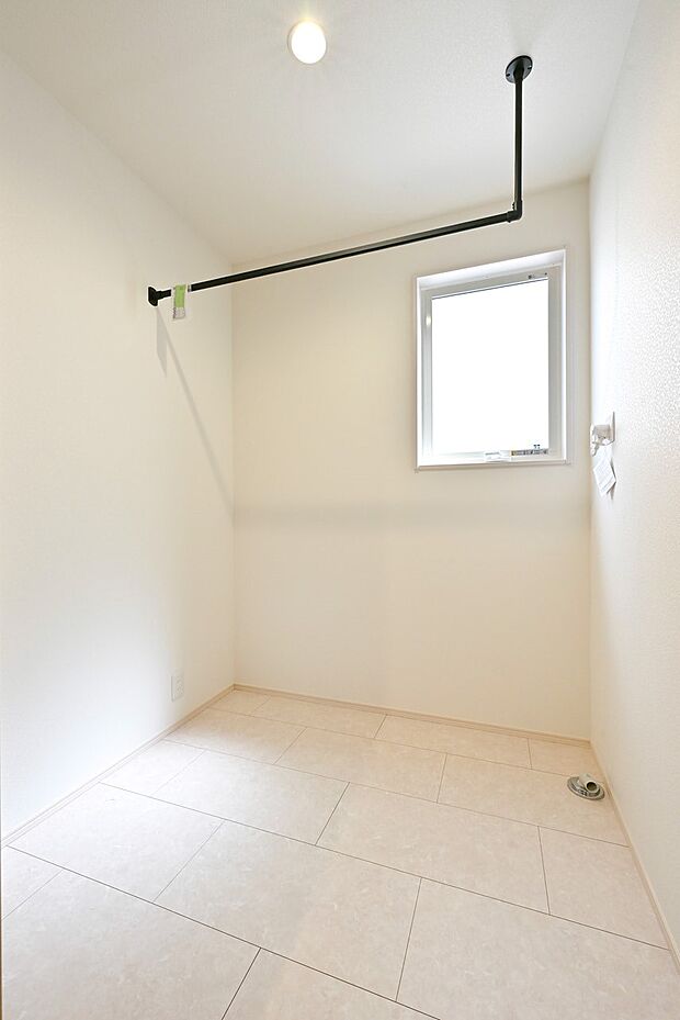 【その他内観】洗面室となりに設置したランドリースペース。天井には洗濯物の室内干しができるようにハンガーバーをご用意。雨天に左右されずに洗濯ができて、花粉が付着する心配もありません。（1号棟）