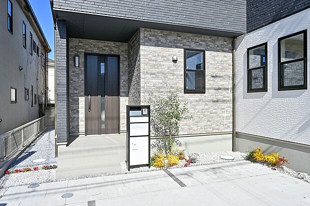 【その他画像】【宅配ボックス・門柱・門柱灯】インターホンや表札・ポストが一体型となった宅配ボックス付のシステム門柱を装備。面倒な再配達の手配や玄関先での受け取りも不要。※表札についてはオプションとなります。