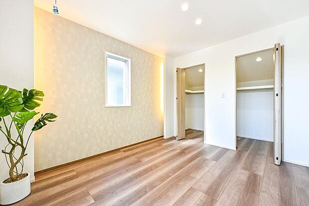 【リビング以外の居室】ウォークインクローゼットを2つ備えた主寝室。夫婦それぞれで衣類以外の小物なども収納することが出来ます。(1号棟)