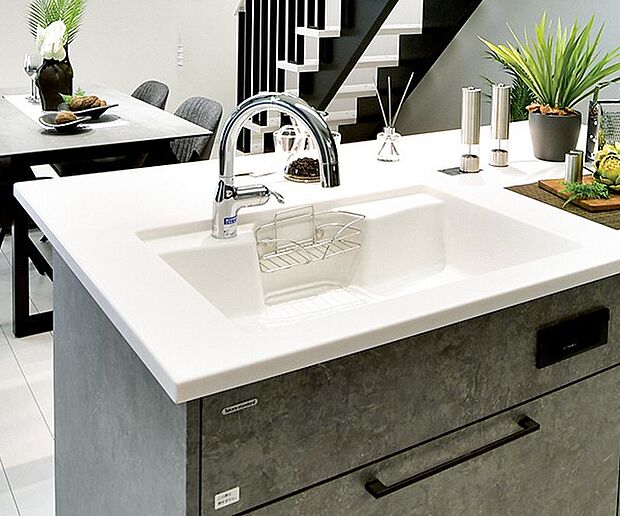 【タッチレス浄水栓・人大シンク】【タッチレス浄水栓】腕を高く持ち上げず吐水止水が可能な側面センサーを採用。【人大シンク】耐久性に優れた、美しくなめらかな質感の人工大理石。※画像は建築事例です。販売中の建物とは仕様は異なります。