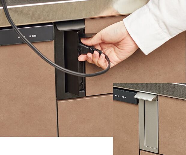 【その他画像】【キッチンコンセント】シンク下にコンセントを設置。ハンドブレンダーやミキサー使用時に便利です。上部のひさしとプラグ差込口のカバーが水かかりを防ぎ安心して使えます。