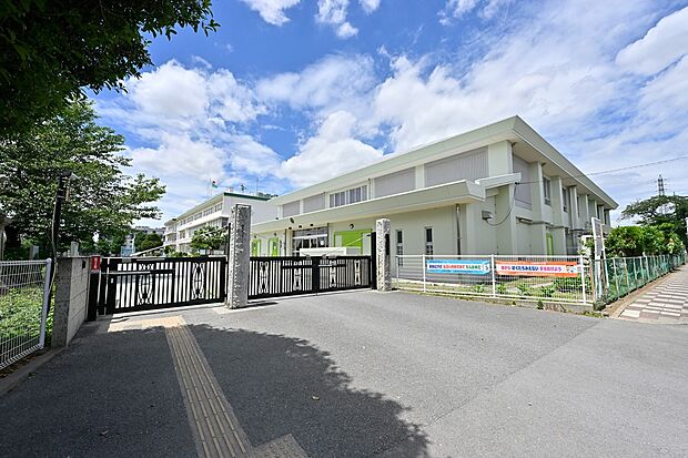 桶川小学校（約1,240m）