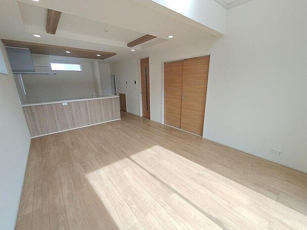 全居室2面採光です。光を取り入れやすのはもちろんですが、建物全体の窓の数も増えておりますので、換気性能に優れた物件です。窓を開ければ家中を気持ちの良い風が通り抜け、いつもさわやかなお住まいとなります。