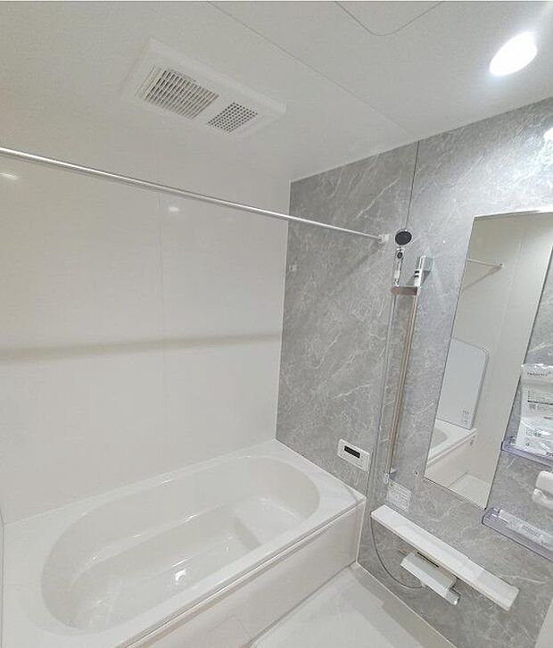 一坪タイプのユニットバスは、足をしっかりと延ばして一日の疲れを癒すことが可能です。浴室暖房乾燥機も完備しておりますので、カビの心配が無いのはもちろん、雨の日のお洗濯物はお風呂で乾かせます。