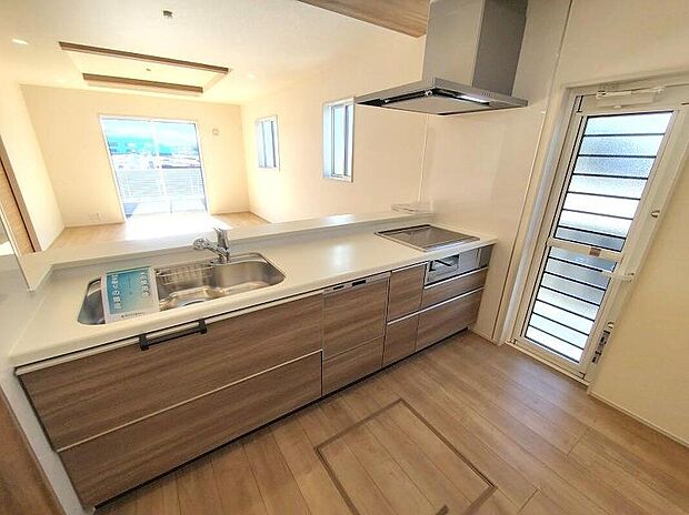 キッチンには大容量のオールスライド式の収納を採用しております。奥までしっかりと収納として活用でき、取り出す時も手前の物をどかしたりする手間など掛かりません、キッチン周りをいつもスッキリにしておけます。