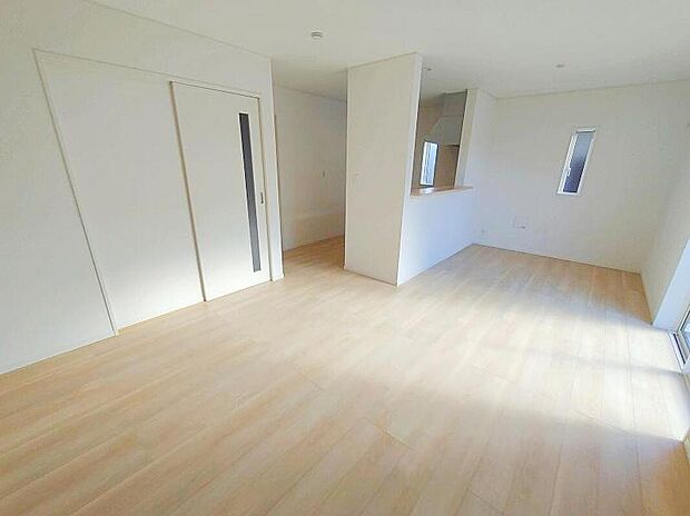 明るく開放的な空間が広がる、キッチン・ダイニング・リビング。室内には豊かな陽光が注ぎ込み、爽やかな住空間を演出。ホームパーティーでもゲストと一緒に料理を楽しみながら楽しい時間を過ごせそう。