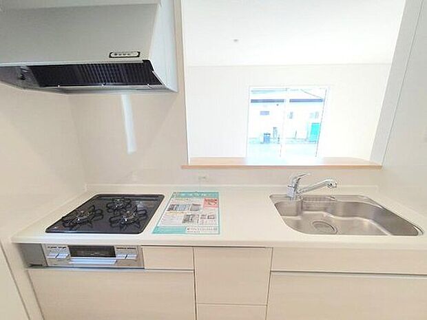 キッチンからリビングを見渡せますので、お料理やお片付け中もご家族のコミュニケーションをお取りいただけます。そしてキッチン自体も明るくなりますし、風も抜けますので衛生面で見ても安心いただける作りです。
