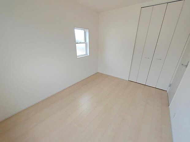 全居室2面採光です。光を取り入れやすのはもちろんですが、建物全体の窓の数も増えておりますので、換気性能に優れた物件です。窓を開ければ家中を気持ちの良い風が通り抜け、いつもさわやかなお住まいとなります。