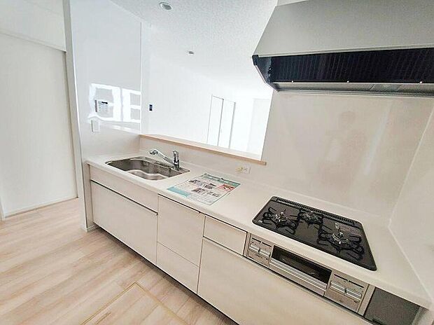 キッチンスペースは家族で作業が出来るよう広めにとりました。みんなで楽しくお料理をすれば、より美味しい食事が創れそうです。そしてお料理好きなお子様が育つかも、もちろん片付けもみんなでできます。