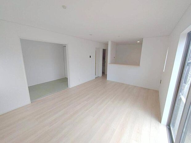 明るく開放的な空間が広がる、キッチン・ダイニング・リビング。室内には豊かな陽光が注ぎ込み、爽やかな住空間を演出。ホームパーティーでもゲストと一緒に料理を楽しみながら楽しい時間を過ごせそう。