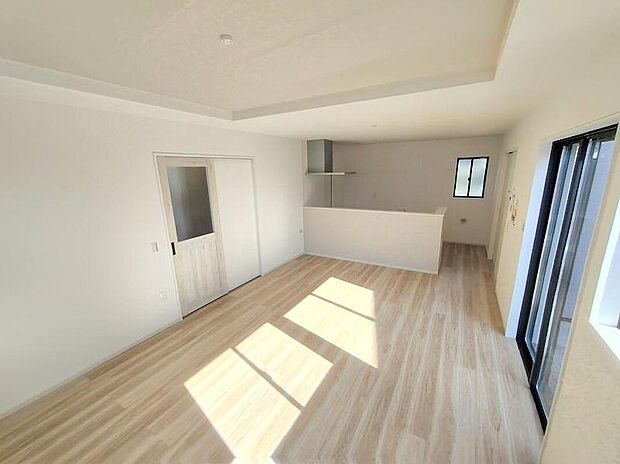 明るく開放的な空間が広がる、キッチン・ダイニング・リビング。室内には豊かな陽光が注ぎ込み、爽やかな住空間を演出。ホームパーティーでもゲストと一緒に料理を楽しみながら楽しい時間を過ごせそう。