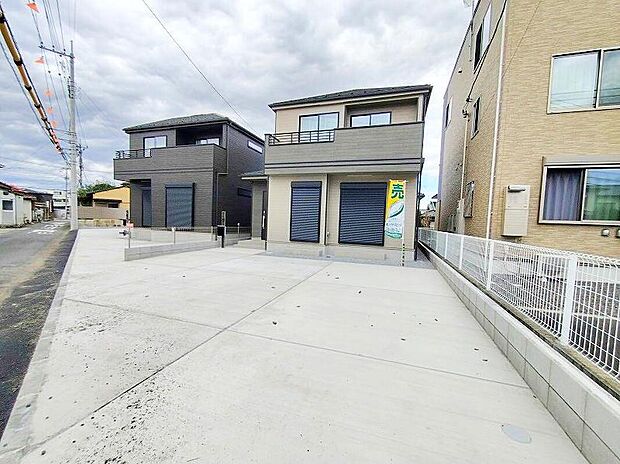 お車はゆとりをもって並列2台停めていただます。お出かけの際に誰かに頼んで前の車をどかしたり、1台の停め方によってはもう一台の駐車が難しかったり、そんなストレスとは無縁の広さがあり、楽々停められます。