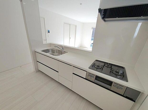 キッチンには大容量のオールスライド式の収納を採用しております。奥までしっかりと収納として活用でき、取り出す時も手前の物をどかしたりする手間など掛かりません、キッチン周りをいつもスッキリにしておけます。