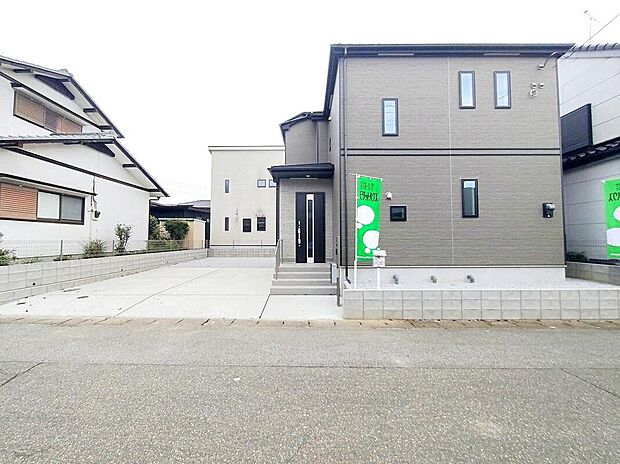 堂々完成いたしました。敷地の間口が広く建物も大きいので、まさしく堂々建っているという印象を受ける新築が完成いたしました。お客様の大切なお城として自慢していただける一軒です。