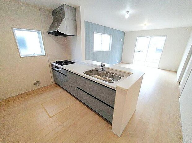 人気の対面式キッチン☆お食事の準備をしながらでもご家族とのコミュニケーションを楽しめます♪スライドタイプの収納を採用してますので、奥までしっかりと収納空間を利用できます。取り出しも簡単に♪