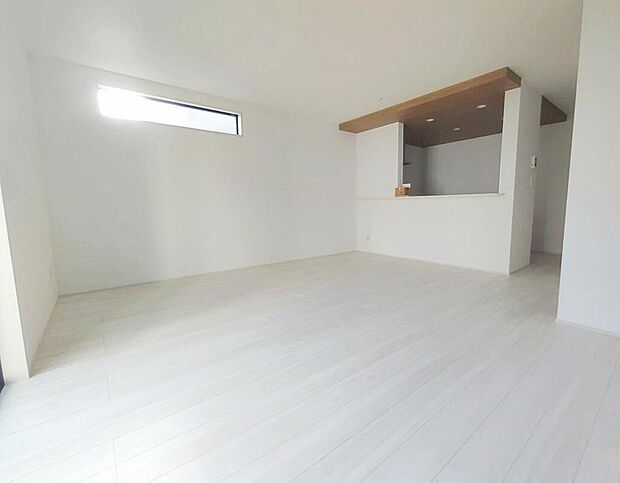 広々としたリビングは南側に設けた掃き出し窓からたくさんの陽光を取り入れてくれます。家族が集まる空間ですからやはり明るさと、暖かさは大切です。広さがありますので家具の配置に悩まなくて済むのも良いです。