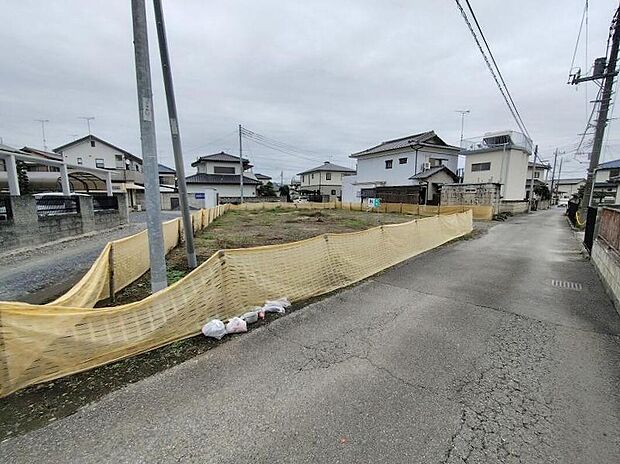 JR東北本線「雀宮」駅より1kmの閑静な住宅街です。
駐車スペースも広く確保しております。