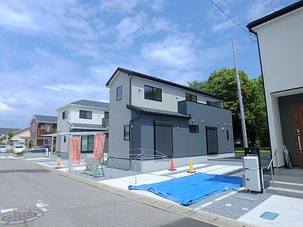 【類似外観同仕様】類似外観同仕様の物件になります。扉や窓の開口部の位置やデザインが異なります。間取りの広さなどもモデルハウスをご案内させて頂き、イメージしていただく事も可能です。