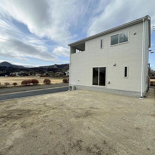 お車はゆとりをもって並列2台停めていただます。お出かけの際に誰かに頼んで前の車をどかしたり、1台の停め方によってはもう一台の駐車が難しかったり、そんなストレスとは無縁の広さがあり、楽々停められます。