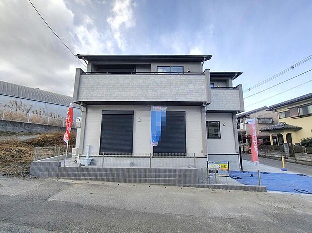 【類似外観同仕様】類似外観同仕様の物件になります。扉や窓の開口部の位置やデザインが異なります。建物の詳細図面などもございます、仕様の細かなご説明もさせていただきます。