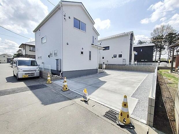 【類似外観同仕様】類似外観同仕様の物件になります。扉や窓の開口部の位置やデザインが異なります。建物のプレゼンテーションやモデルハウスのご案内も行っているので、お気軽にお問い合わせください。