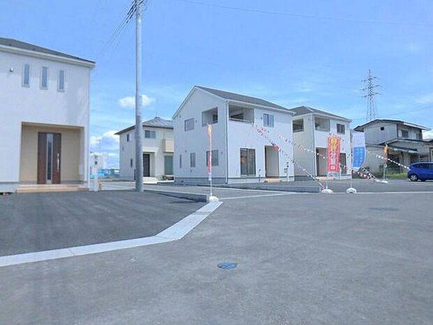 【類似外観同仕様】類似外観同仕様の物件になります。扉や窓の開口部の位置やデザインが異なります。建物のプレゼンテーションやモデルハウスのご案内も行っているので、お気軽にお問い合わせください。

