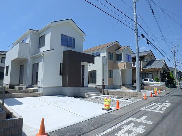 【類似外観同仕様】類似外観同仕様の物件になります。扉や窓の開口部の位置やデザインが異なります。建物のプレゼンテーションやモデルハウスのご案内も行っているので、お気軽にお問い合わせください。