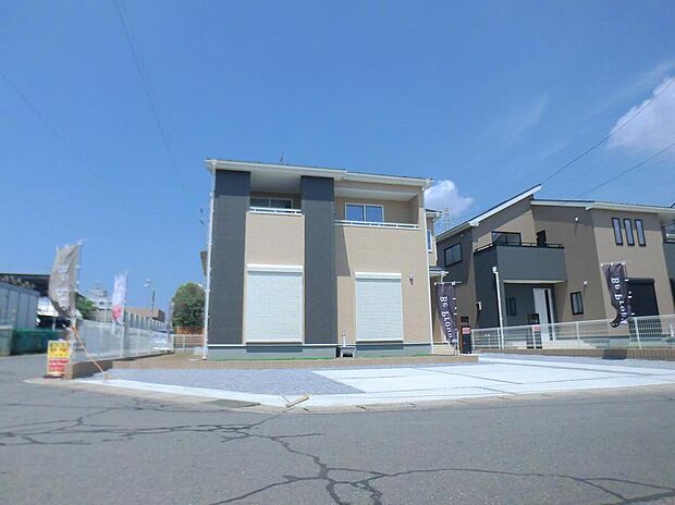 【【類似外観同仕様】】類似外観同仕様の物件になります。扉や窓の開口部の位置やデザインが異なります。間取りの広さなどもモデルハウスをご案内させて頂き、イメージしていただく事も可能です。