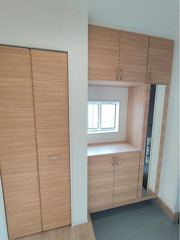 【玄関】背の高いシューズボックスは、ご家族分の靴が収納できるので、玄関スペースがいつもすっきり片付きます。ミラー付ですので、全身のコーディネートチェックが可能。朝の身だしなみチェックに最適です♪