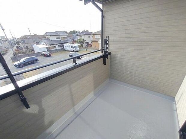 【バルコニー】少しの雨なら気にせずお洗濯物が干せるインナーバルコニー完備しております。奥行もたっぷりございますので、子供用プールも広げられる広さです!屋根付ですので、夏の日差しを気にせず思う存分楽しめます☆