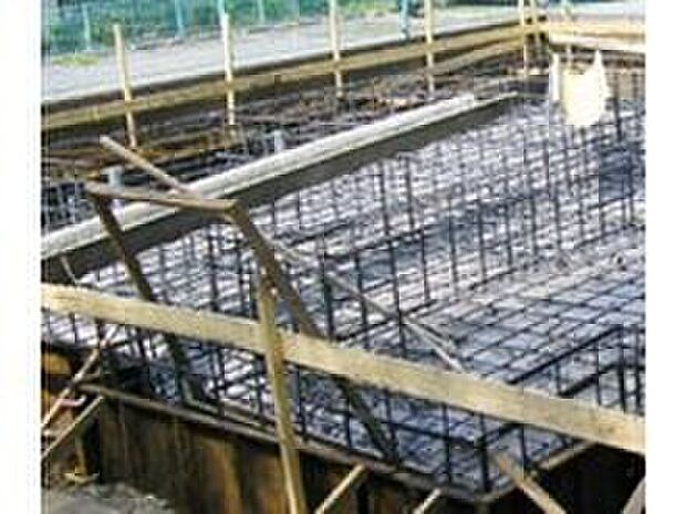 【ベタ基礎】ベタ基礎は、コンクリートで建物の下一面を支える工法。基礎鉄筋を張り強度を強めたベタ基礎の耐圧盤を1階の床下全面に施工し、広い耐圧盤の面で建物の荷重を地盤に伝えます。