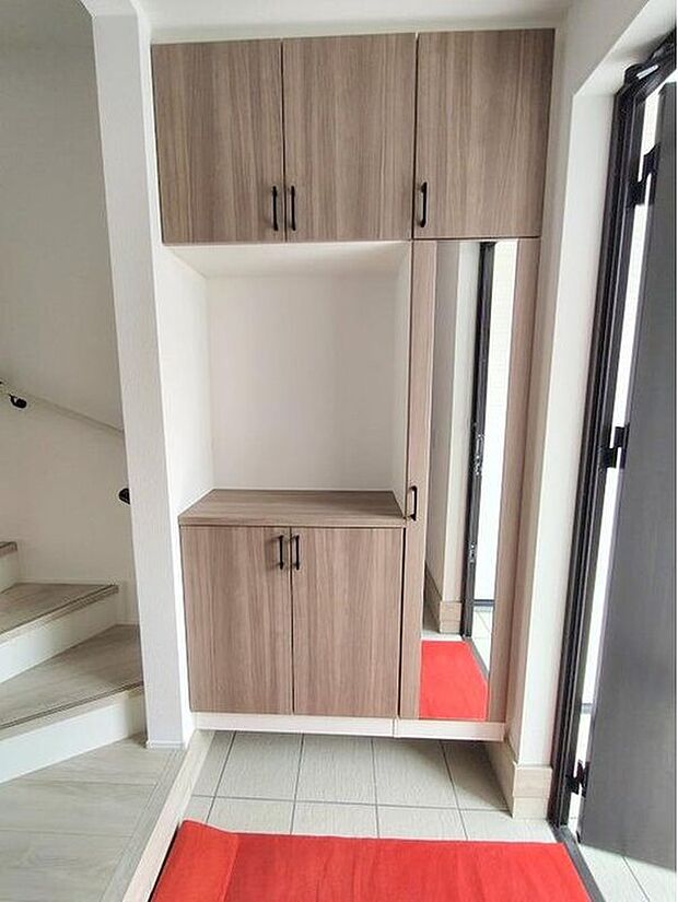 【玄関】背の高いシューズボックスは、ご家族分の靴が収納できるので、玄関スペースがいつもすっきり片付きます。ミラー付ですので、全身のコーディネートチェックが可能。朝の身だしなみチェックに最適です♪