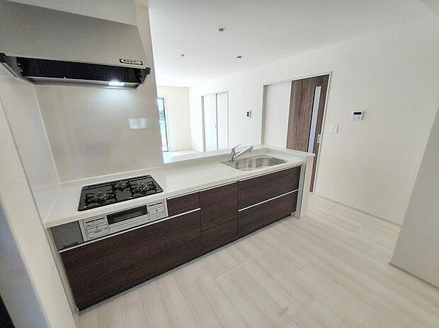 【キッチン】キッチンには大容量のオールスライド式の収納を採用しております。奥までしっかりと収納として活用でき、取り出す時も手前の物をどかしたりする手間など掛かりません、キッチン周りをいつもスッキリにしておけます。