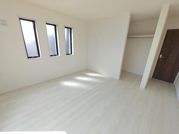 【リビング以外の居室】2面採光の洋室です。窓からの眺望もよくなり視界が広いので、部屋にいても飽きません、そしてもちろん大切なのは明るさと風通し、明るい日差しと心地よい風で自分のお部屋でくつろげる贅沢をご提供します。