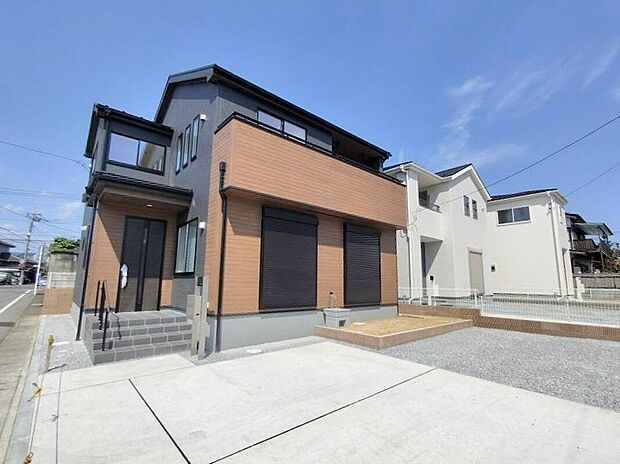 【現地外観写真】堂々完成いたしました。敷地の間口が広く建物も大きいので、まさしく堂々建っているという印象を受ける新築が完成いたしました。お客様の大切なお城として自慢していただける一軒です。